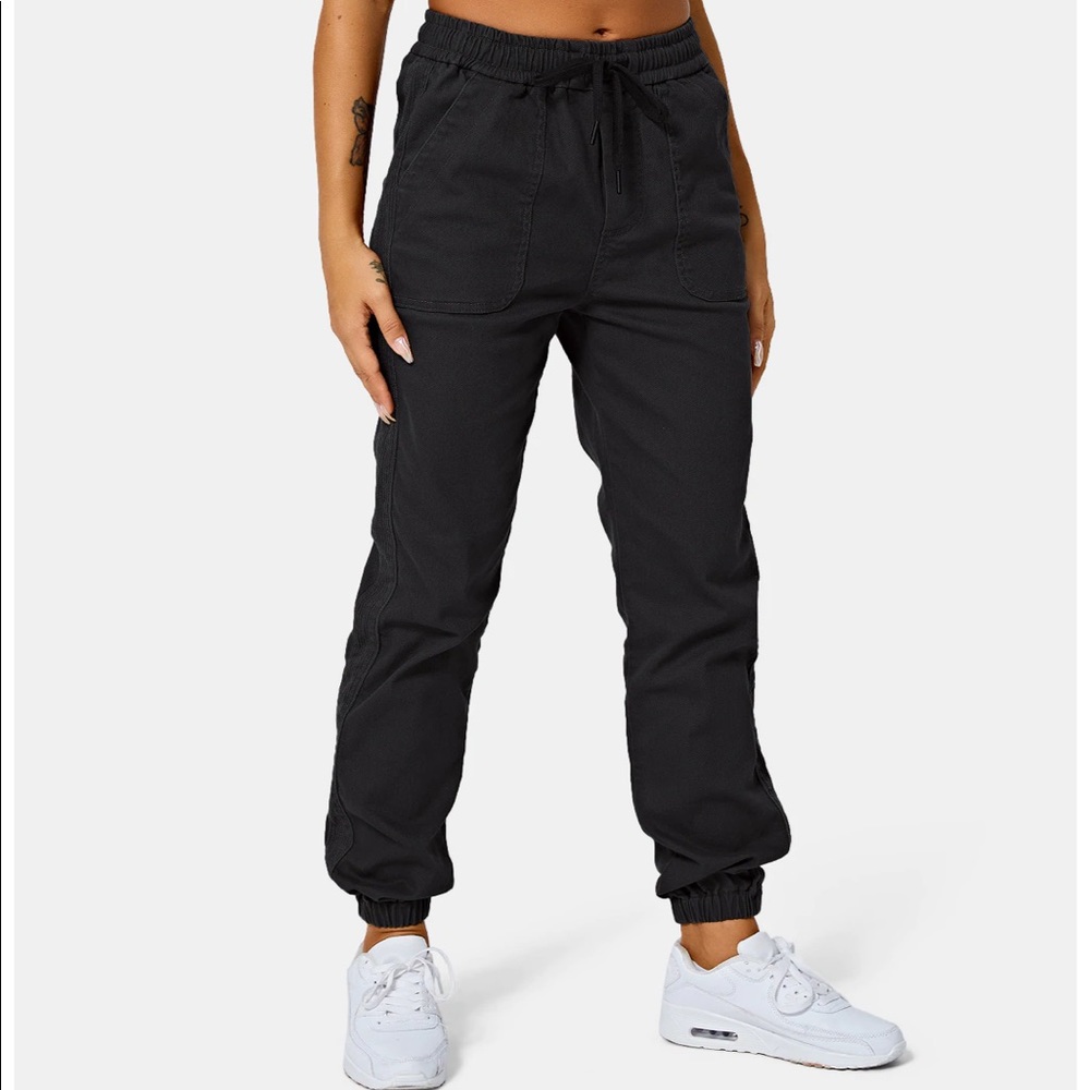 Halara jogger pant.